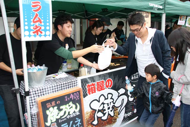 大規模マルシェ恒例の中央製版有志が焼きうどんで出店