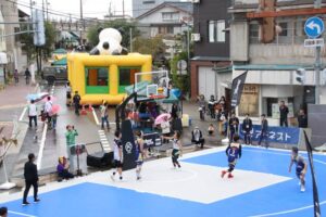 3x3のコートも設営されてカオスな三条マルシェ