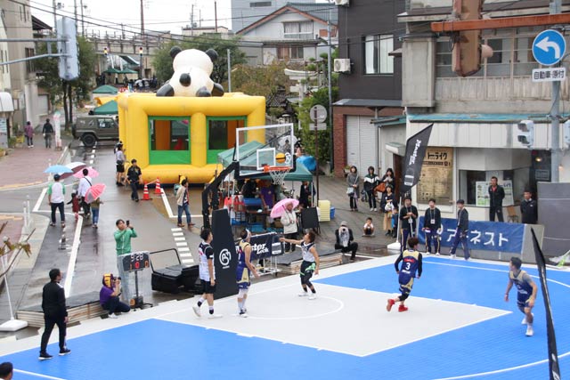 3x3のコートも設営されてカオスな三条マルシェ