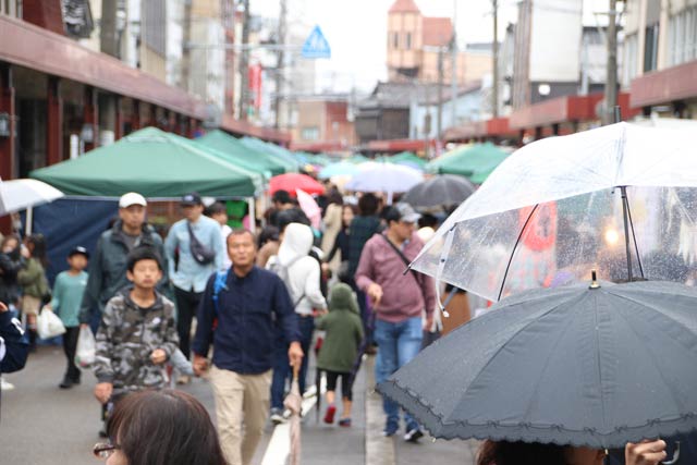 雨でもにぎわう会場