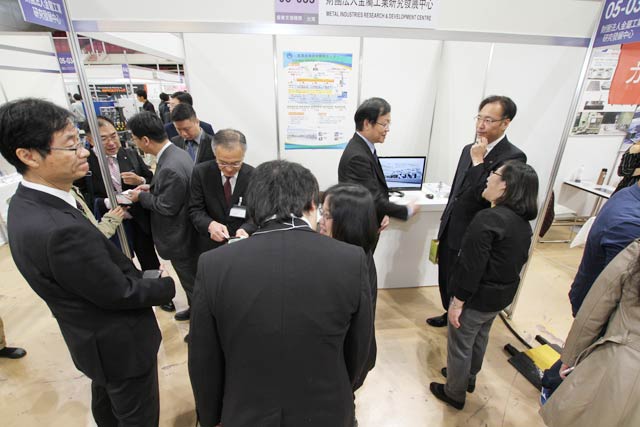 台湾の出展者と話し込む燕、三条の両市長