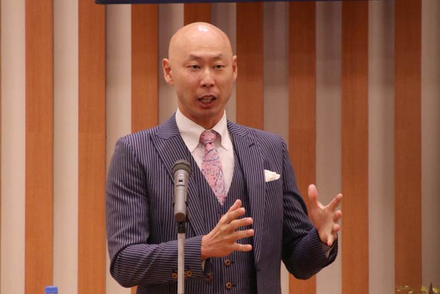 三条エコノミークラブの公開例会で講演する森本稀哲さん