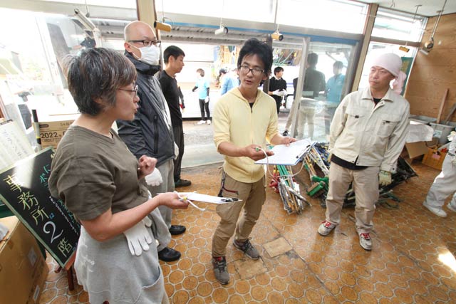資機材の数をチェックしながら積み込み