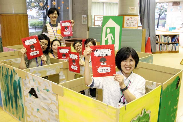 会場設営をする職員