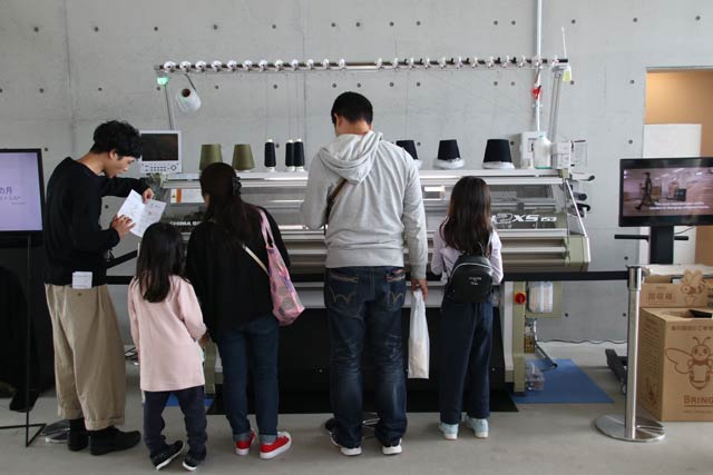 無縫製の編み機「ホールガーメント」を見学できる