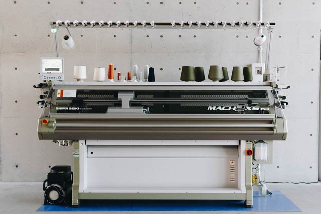 Headquartersに導入された編み機「ホールガーメントx」