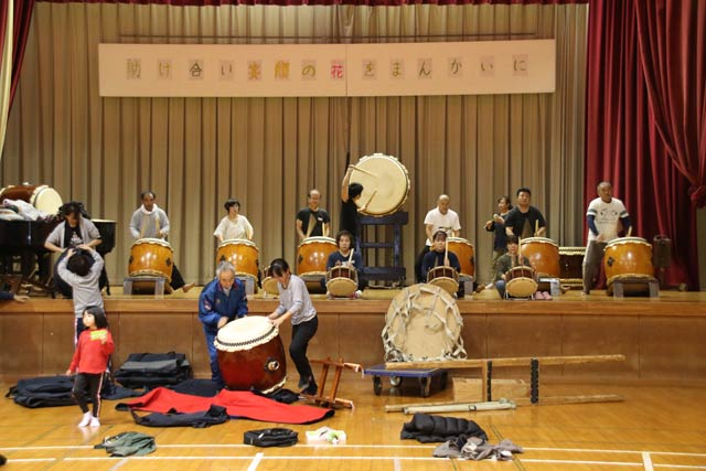 太鼓の積み込み作業も並行して