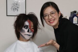 堀綾香さんと作品のハロウィーンメイク