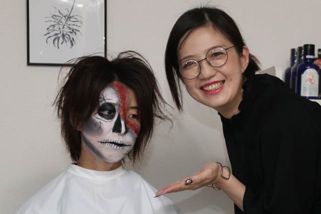 堀綾香さんと作品のハロウィーンメイク