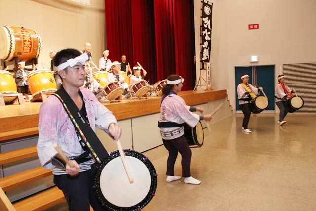 『大きな「夢」』でステージから下りて演奏 