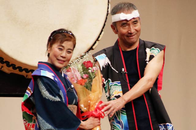 花束を受けて