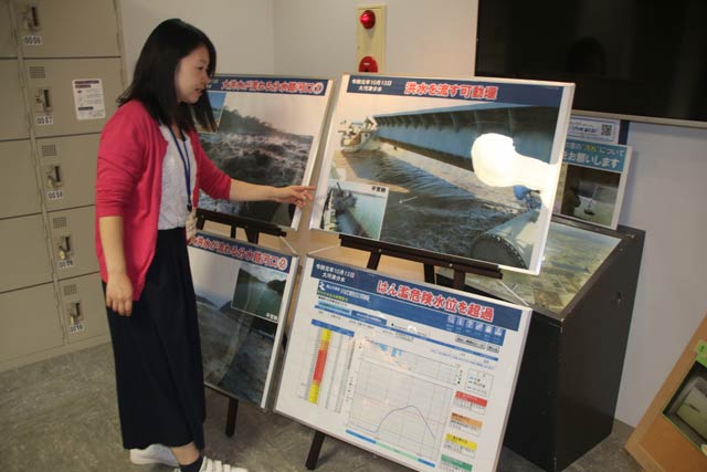 信濃川大河津資料館1階ロビーの台風19号による大河津分水増水に関するパネル展示
