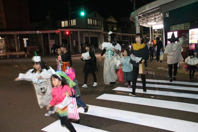 与板ハロウィンPJは祭りのようなにぎわいに