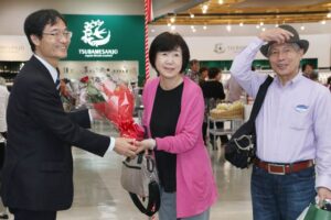 道の駅「燕三条地場産センター」の来館者100万人目となった北原さん夫婦に花束などを手渡す鈴木燕市長
