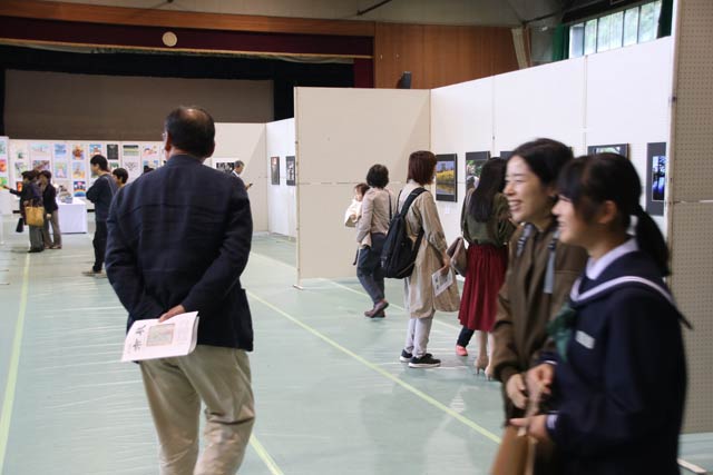 賑やかな加茂市展会場