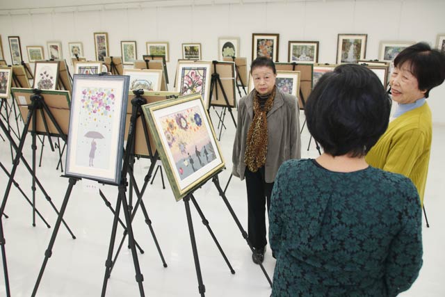 三条東公民館で開かれている「はなみずき押し花教室」の作品展