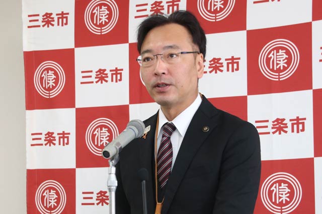 記者会見する国定市長