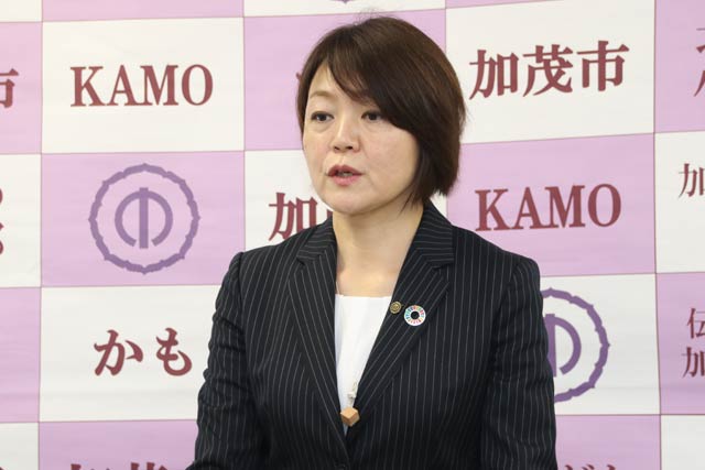 記者会見する藤田加茂市長