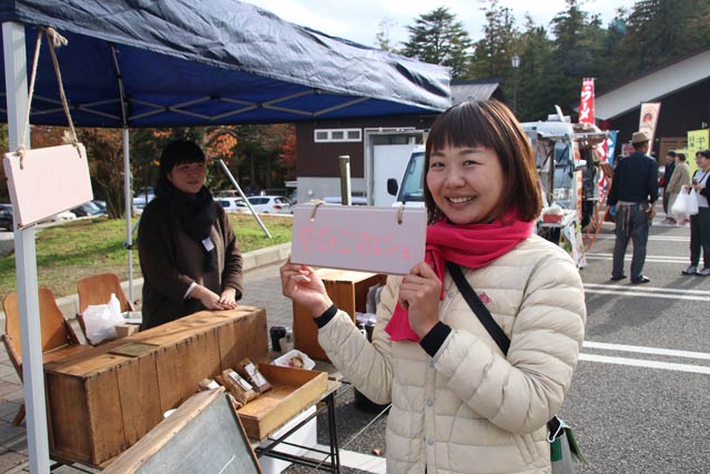 やひこマルシェの会場でPRする遠藤さん