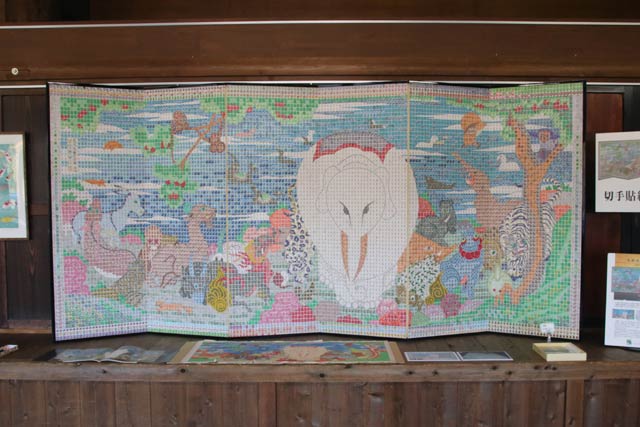 切手で再現された若冲の「鳥獣花木図屏風」