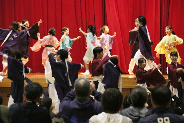 よさこい演舞もにぎやかに