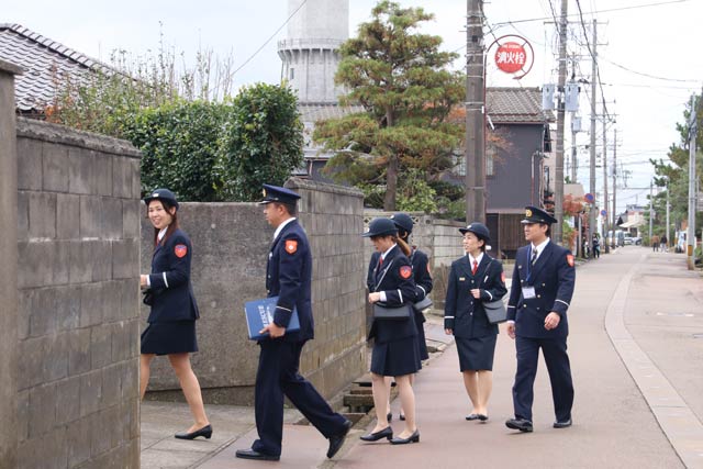 ひとり暮らしの高齢者宅を訪問