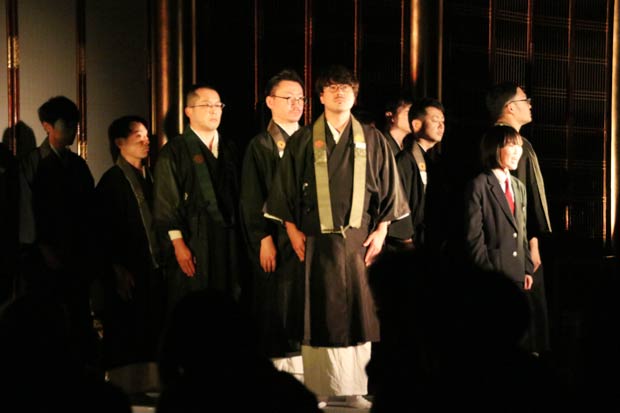 僧りょが読経する場面