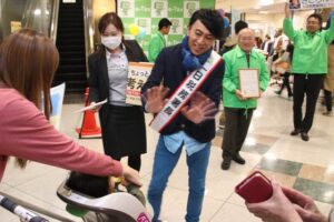 「税を考える週間」で1日税務署長となってPRするさとちんさん