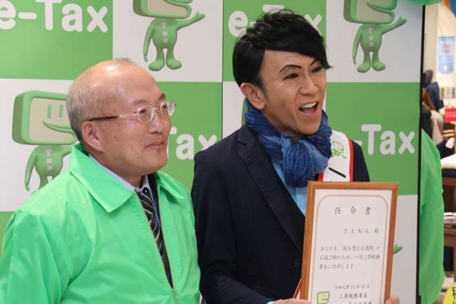 長谷川署長(左)とさとちんさん