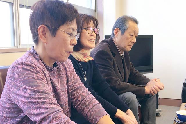 皆川署長と歓談する3人