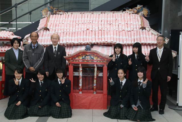 燕市役所に設置された吉田高校2年1組が製作した首里城