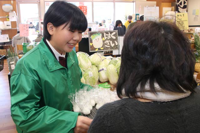 「ただいまーと」で栽培した「農林米」の試食用おにぎりを配布する加茂農林高校作物コースの2年生