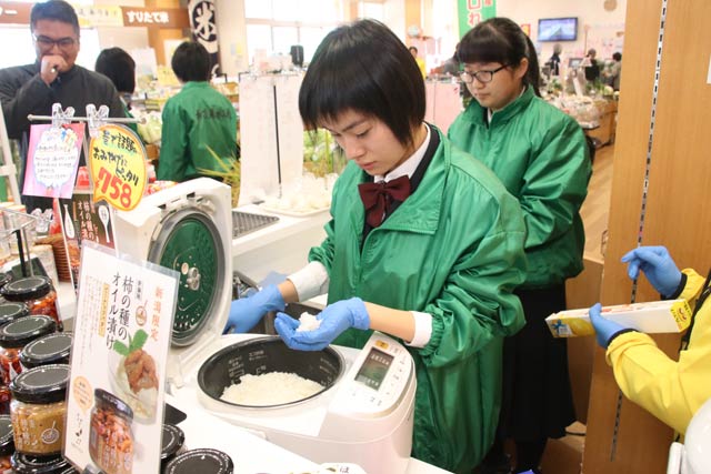 「農林米」のおにぎりをにぎる生徒