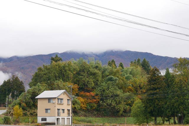 ふもとから見る粟ヶ岳