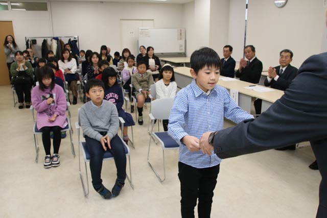 教育長賞を受ける吉田小5年神林さん