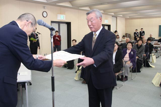 表彰を受ける最優秀賞諸橋轍次賞の小井土さん