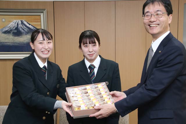 鈴木市長を表敬訪問した左から吉田高校の大塚さん、赤塚さん