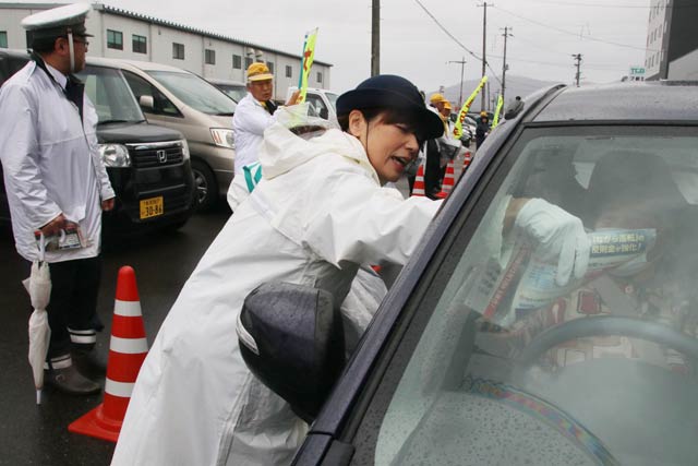 燕署がながら運転防止を呼びかける特別街頭指導