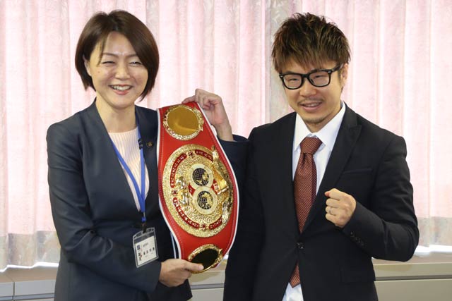 藤田市長(左)と高橋選手