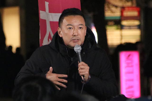 新潟市で街頭記者会見を行う山本太郎氏