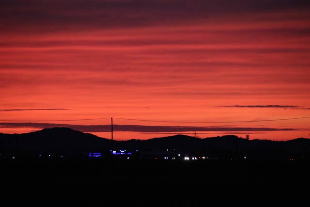 燕市小池地内から24日の夕焼け