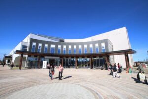 抜けるような青空の下で行われた三条市体育文化会館の内覧会