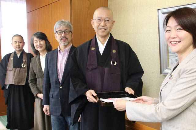 右から藤田市長と飛田さん、齋藤さんらかも倶楽部の4人のメンバー