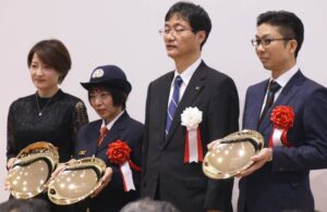 左から小林さん、氏田さん、鈴木市長、ツボエの笠原代表取締約