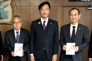 左から三条加茂電気工事協同組合の本間理事長、国定市長、三条管工事協同組合の小柳理事長