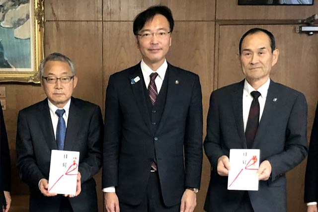 左から三条加茂電気工事協同組合の本間理事長、国定市長、三条管工事協同組合の小柳理事長