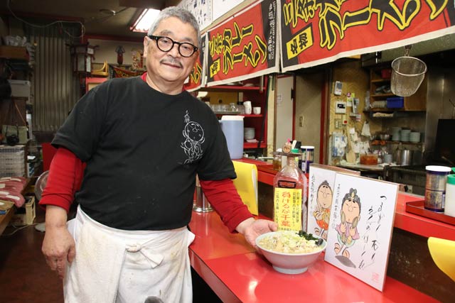 刈屋店主と右にあるのは寄付とあわせて贈る荘眠月さんが描いた墨彩画