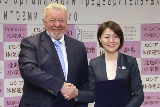 事前キャンプに関する覚書に調印したロシア体操連盟のバシーリ・チトフ会長と加茂市の藤田明美市長