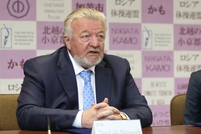 記者の質問に答えるバシーリ・チトフ会長