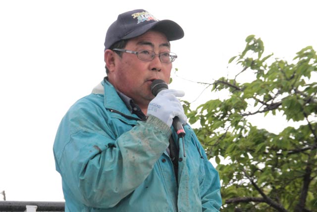 2015年5月18日に行われた田んぼアートの田植えで燕市景観作物推進協議会会長としてあいさつする浜田さん